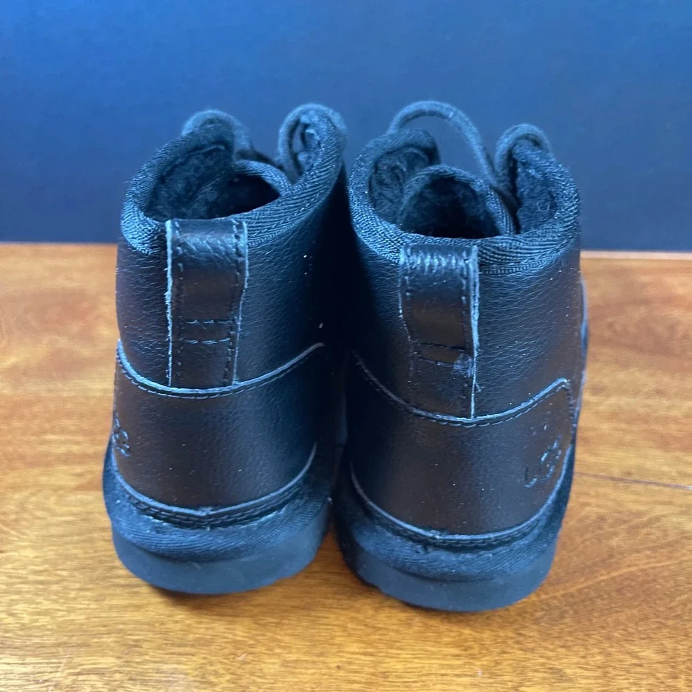 UGG Kids 2 Black‎ Neumel Chukka Boots Leather Lace Up Sherpa Lined